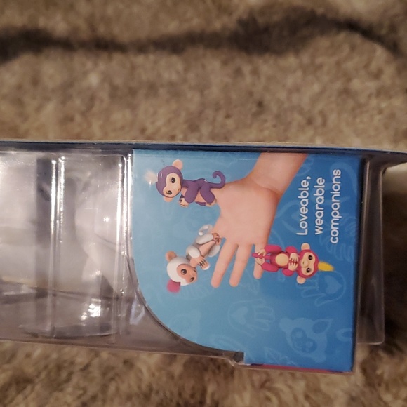 Fingerlings Monkey "Sophie" white with pink hair new in box with bonus stand - Picture 3 of 6
